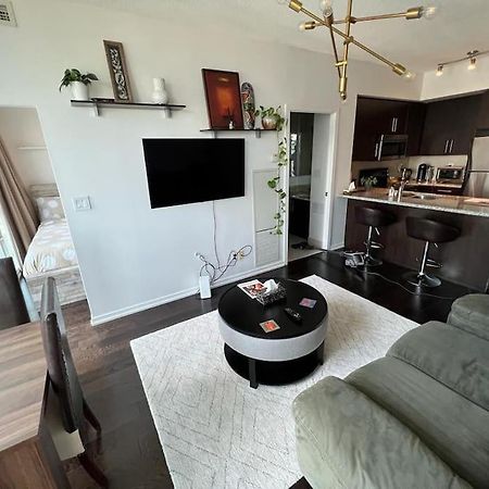 2-Bdrm And 1 Den 3 Bed Condo With 2 Bath - Walking Distance To Scotiabank Arena, Cn Tower, Union Station, Ripleys With Free Parking Toronto Luaran gambar