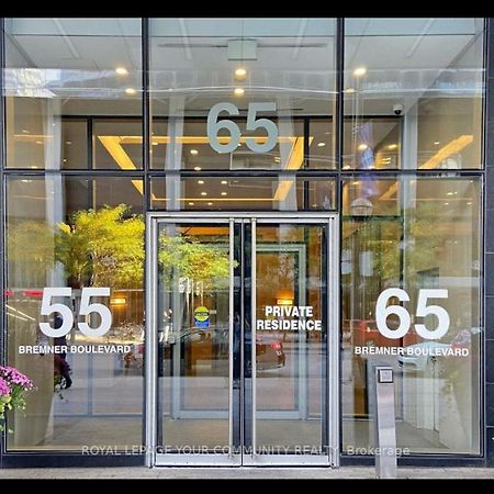 2-Bdrm And 1 Den 3 Bed Condo With 2 Bath - Walking Distance To Scotiabank Arena, Cn Tower, Union Station, Ripleys With Free Parking Toronto Luaran gambar