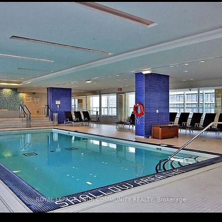 2-Bdrm And 1 Den 3 Bed Condo With 2 Bath - Walking Distance To Scotiabank Arena, Cn Tower, Union Station, Ripleys With Free Parking Toronto Luaran gambar