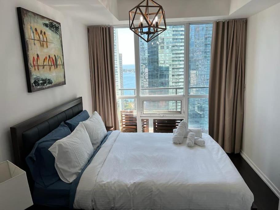 2-Bdrm And 1 Den 3 Bed Condo With 2 Bath - Walking Distance To Scotiabank Arena, Cn Tower, Union Station, Ripleys With Free Parking Toronto Luaran gambar