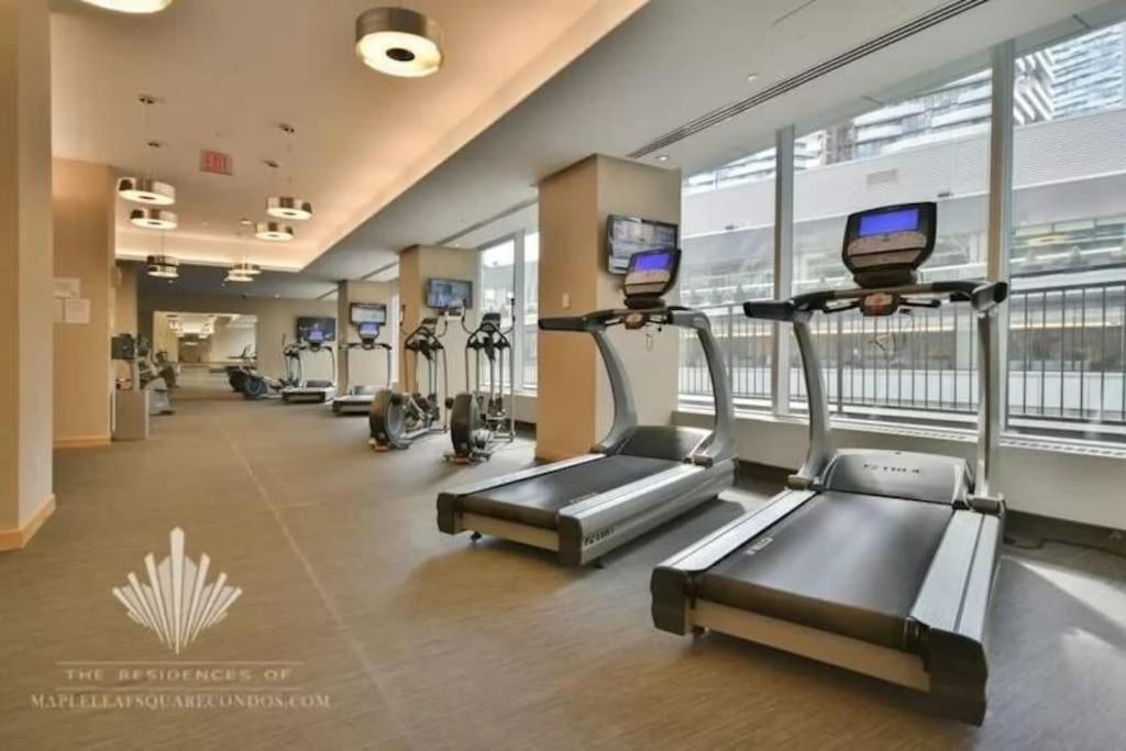 2-Bdrm And 1 Den 3 Bed Condo With 2 Bath - Walking Distance To Scotiabank Arena, Cn Tower, Union Station, Ripleys With Free Parking Toronto Luaran gambar