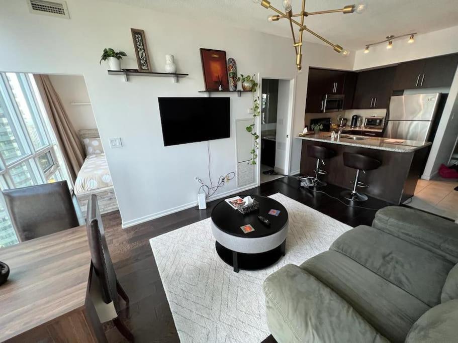 2-Bdrm And 1 Den 3 Bed Condo With 2 Bath - Walking Distance To Scotiabank Arena, Cn Tower, Union Station, Ripleys With Free Parking Toronto Luaran gambar