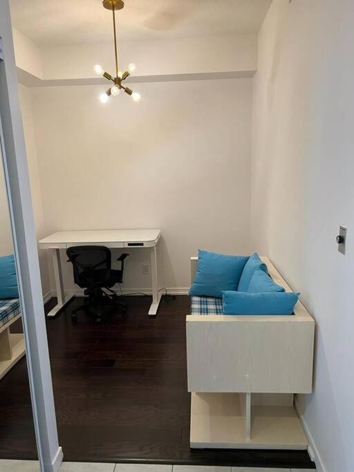 2-Bdrm And 1 Den 3 Bed Condo With 2 Bath - Walking Distance To Scotiabank Arena, Cn Tower, Union Station, Ripleys With Free Parking Toronto Luaran gambar