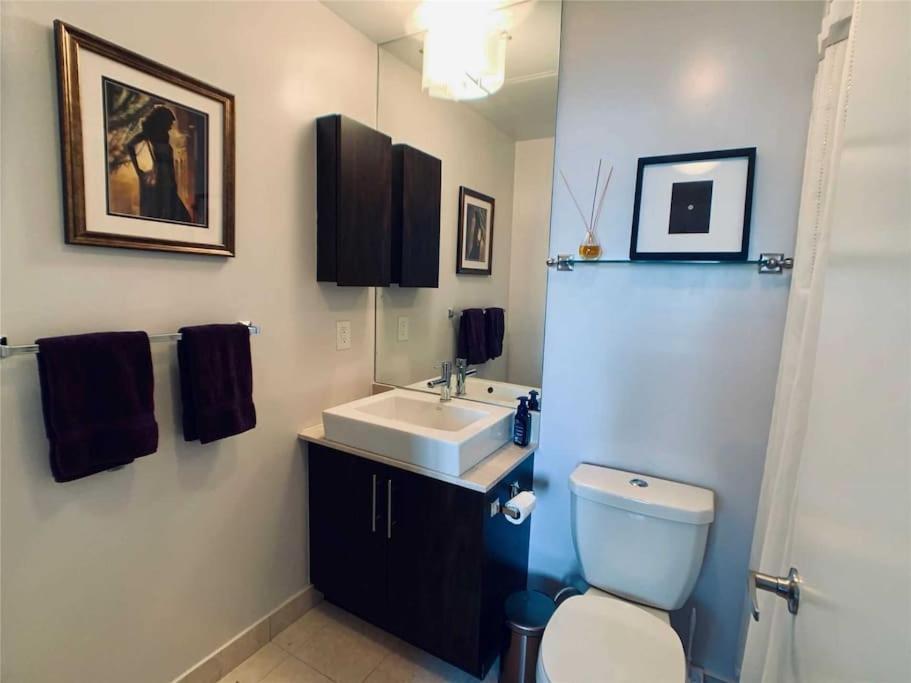2-Bdrm And 1 Den 3 Bed Condo With 2 Bath - Walking Distance To Scotiabank Arena, Cn Tower, Union Station, Ripleys With Free Parking Toronto Luaran gambar
