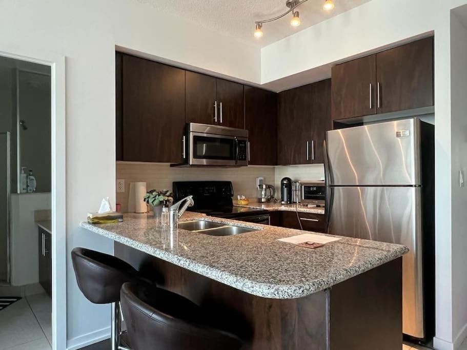 2-Bdrm And 1 Den 3 Bed Condo With 2 Bath - Walking Distance To Scotiabank Arena, Cn Tower, Union Station, Ripleys With Free Parking Toronto Luaran gambar