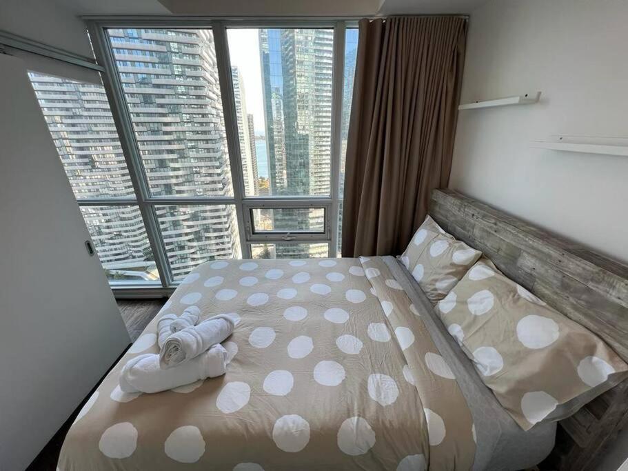 2-Bdrm And 1 Den 3 Bed Condo With 2 Bath - Walking Distance To Scotiabank Arena, Cn Tower, Union Station, Ripleys With Free Parking Toronto Luaran gambar