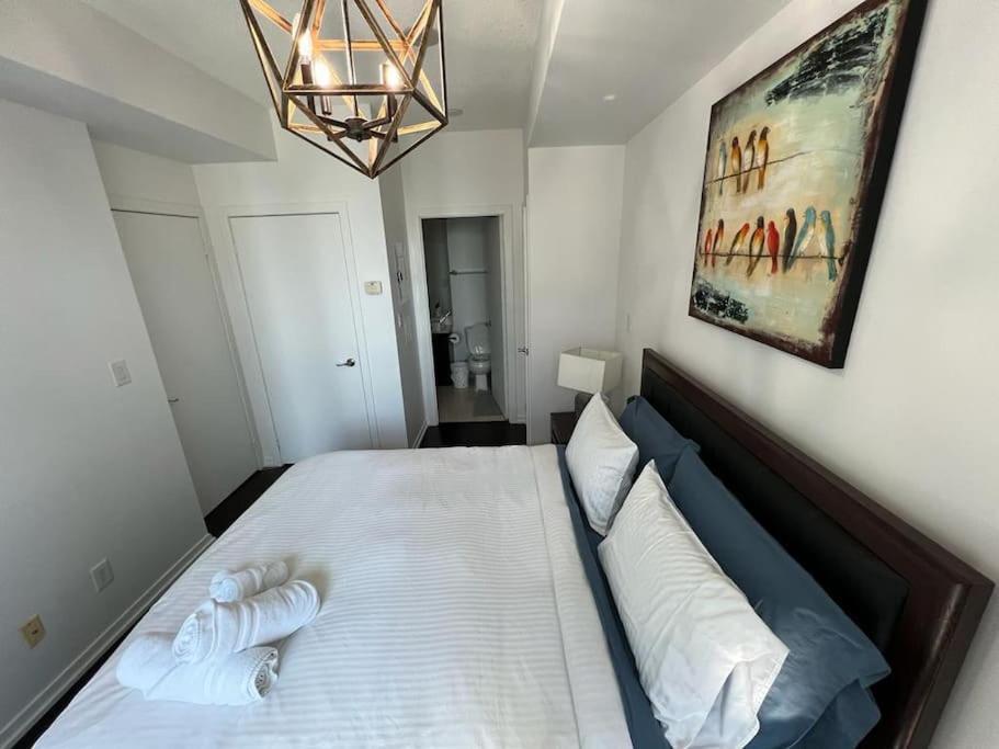 2-Bdrm And 1 Den 3 Bed Condo With 2 Bath - Walking Distance To Scotiabank Arena, Cn Tower, Union Station, Ripleys With Free Parking Toronto Luaran gambar