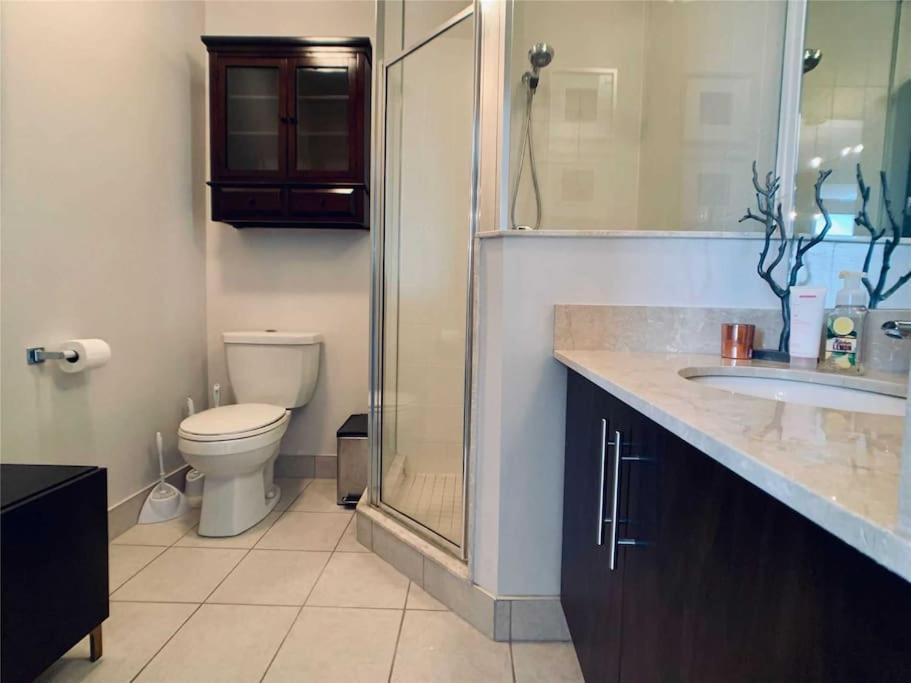 2-Bdrm And 1 Den 3 Bed Condo With 2 Bath - Walking Distance To Scotiabank Arena, Cn Tower, Union Station, Ripleys With Free Parking Toronto Luaran gambar