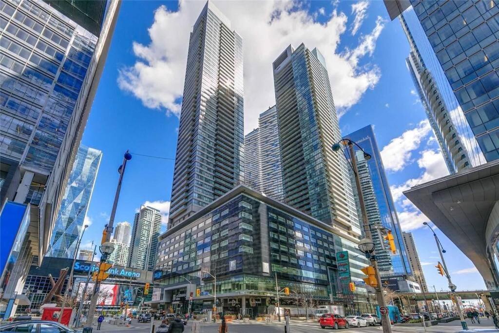2-Bdrm And 1 Den 3 Bed Condo With 2 Bath - Walking Distance To Scotiabank Arena, Cn Tower, Union Station, Ripleys With Free Parking Toronto Luaran gambar